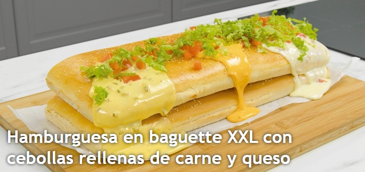 Hamburguesa en baguette XXL con cebollas rellenas de carne y queso
